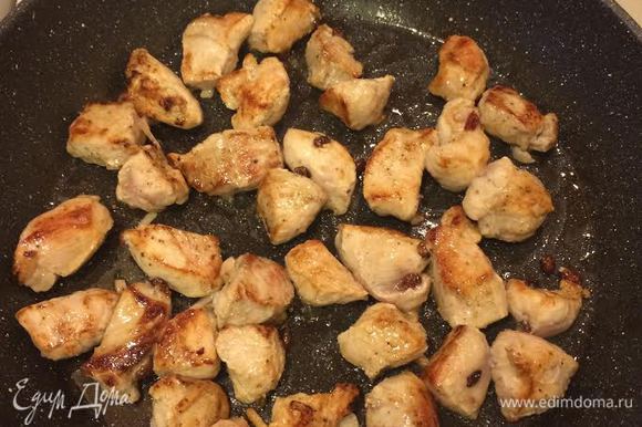 Разогреть сковороду с толстым дном, добавить растительное масло и обжарить мясо на сильном огне.
