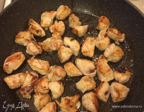 Разогреть сковороду с толстым дном, добавить растительное масло и обжарить мясо на сильном огне.