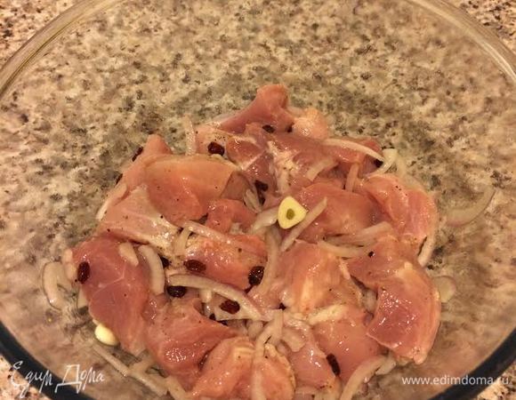 Свинину нарезать, добавить барбарис, соль, перец, лук, чеснок, уксус, все хорошо перемешать и отправить в холодильник на 5 — 6 часов.