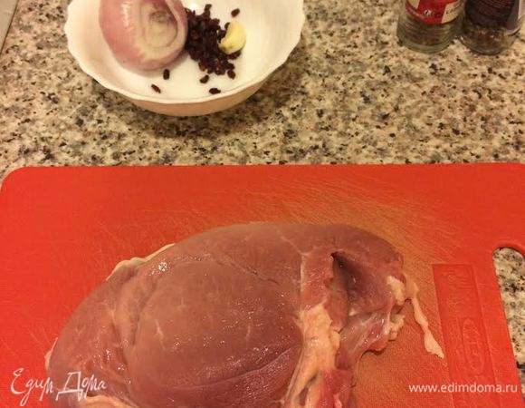 Для этого блюда мясо я мариную 5 — 6 часов, так оно получается более нежное и ароматное.