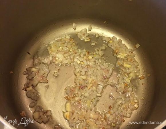Лук, чеснок потушить.