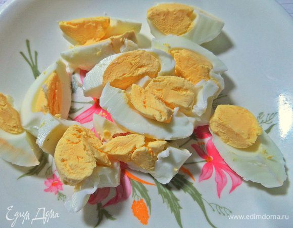 Начнем с подготовки начинки. Яйца отварить, очистить, нарезать крупно пока.