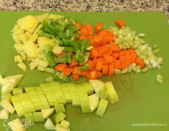 Овощи мелко нарезать.