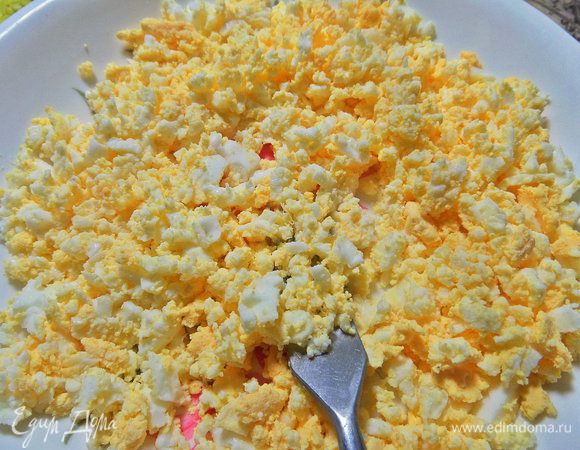 Размять вилкой в крошку.