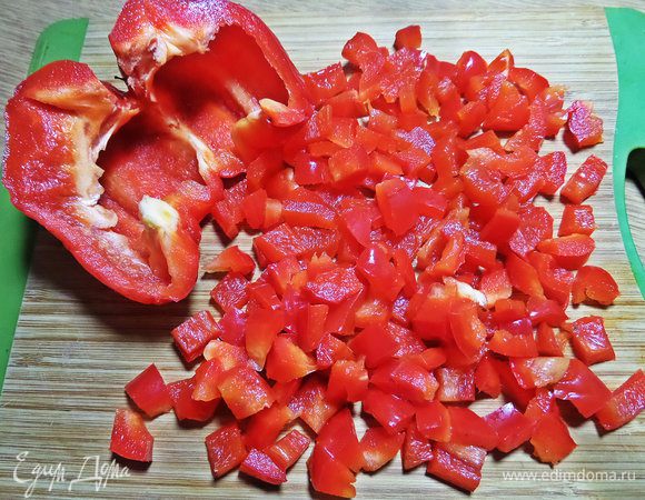 Перец нарезать мелкими кубиками.