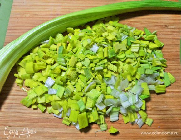 Лук-порей измельчить тоже.