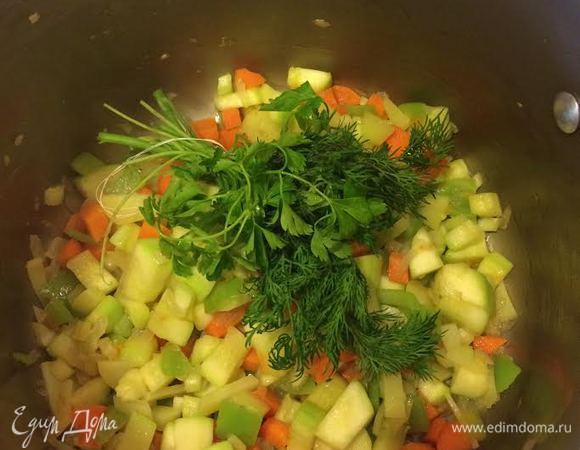 К луку и чесноку добавить овощи и тушить 5 минут. Затем добавить зелень.