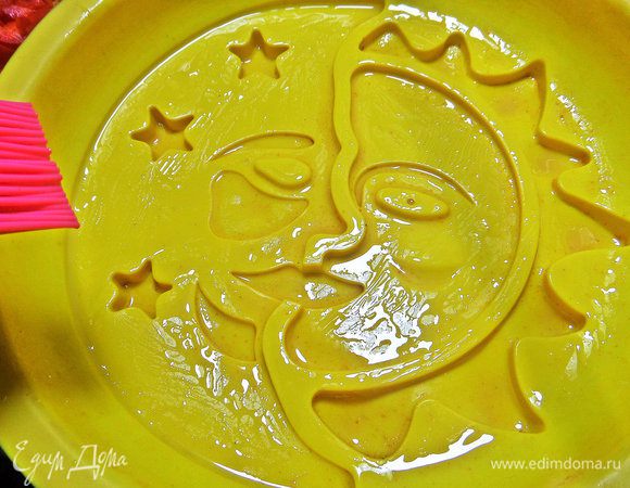 Силиконовую форму можно не смазывать, но в моей много глубоких и мелких деталей, поэтому прошлась кисточкой с маслом для надежности.