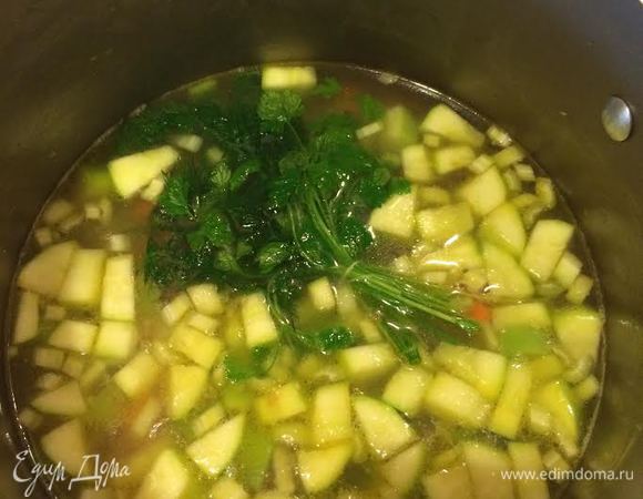 Бульон (должен покрыть овощи) и варить 10 — 15 минут.