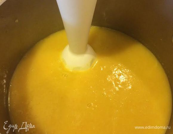 Затем снять с огня, пюрировать блендером.