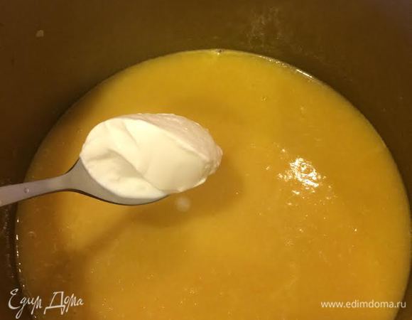 Вернуть на огонь, добавить сметану.