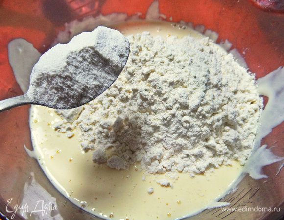 Всыпать муку с разрыхлителем.