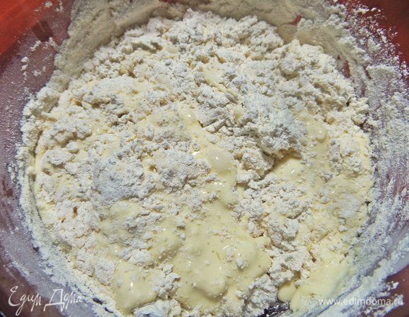 Перемешать ложкой или снова взбить текучее тесто.