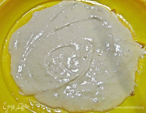 Половину теста выложить ложкой на дно формы.