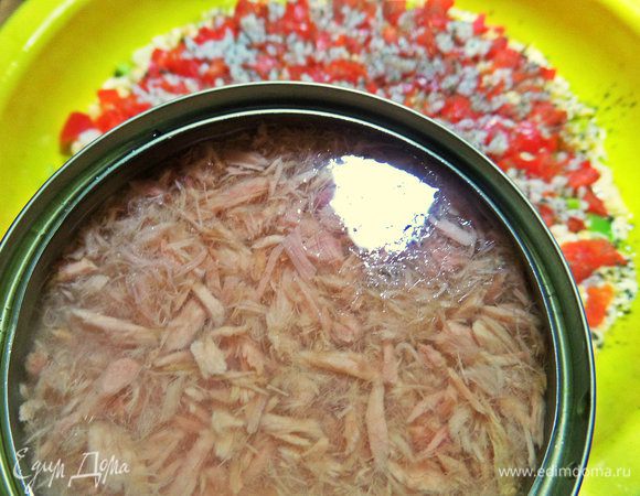 С тунца из банки слить лишнюю жидкость.