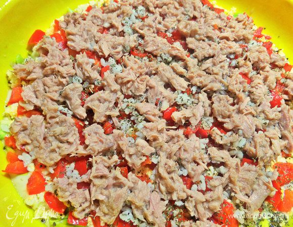 Разложить кусочки рыбы на остальную начинку.