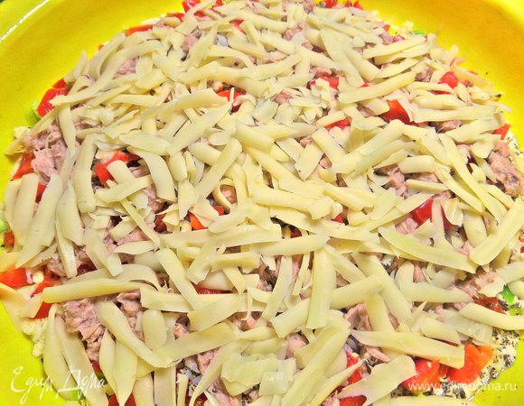 Посыпать сыром.