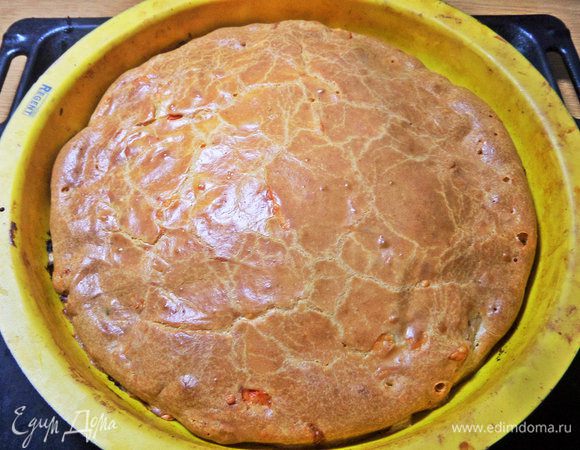 Форму поставить для удобства на противень и выпекать минут 40 при 180°С. Я выпекала 37 минут и оставила в выключенной духовке.