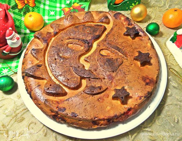 Накрываем большой плоской тарелкой и переворачиваем пирог рисунком вверх. 