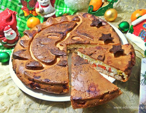 Так как форма широкая (дно 25 см, к верху расширяется 27 см), пирог вышел не высокий, всего 3 см, зато его удобно держать и кушать, прям как пиццу.