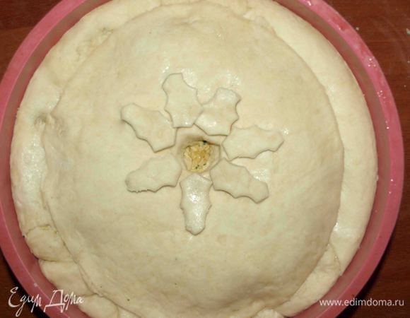 Вторую часть теста раскатываем и вырезаем круг и выкладываем его сверху (он спрячет все неровности). Делаем отверстие в центре. 