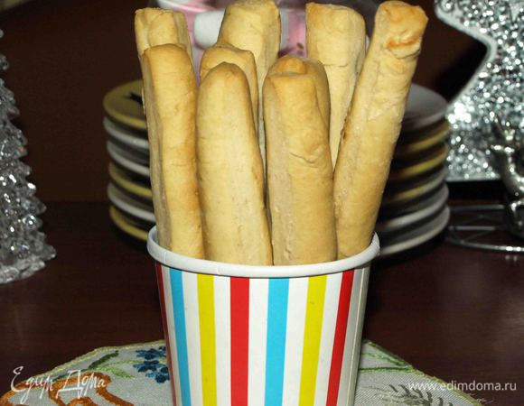 Если осталось немного теста, то можно приготовить хлебные палочки.