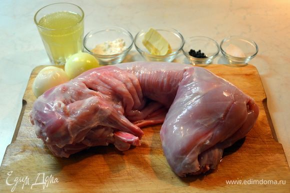 Мясо кролика разрезать на куски, выложить в казан или сотейник, посолить, поперчить (перец растолочь в ступке), залить бульоном и тушить на медленном огне 15 минут.