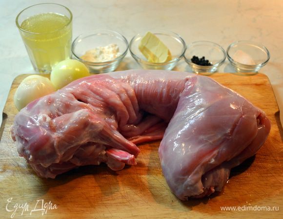 Мясо кролика разрезать на куски, выложить в казан или сотейник, посолить, поперчить (перец растолочь в ступке), залить бульоном и тушить на медленном огне 15 минут.