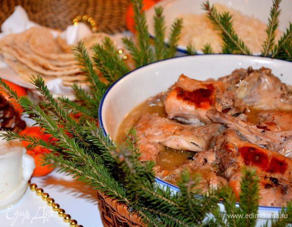 Переложить кролика в красивое блюдо, подавать с соусом, в котором он тушился. 
Приятного аппетита!