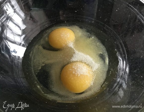 Взбейте яйца с сахаром и солью.