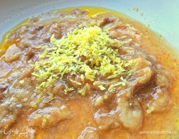 Банан размять в растопленном сливочном масле и закарамелизировать в коричневом сахаре на сковороде. Добавить цедру.