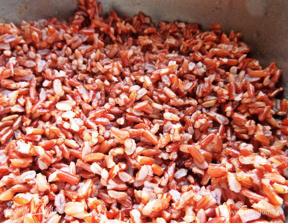 Рис варился на гарнир заранее. Берем любой.