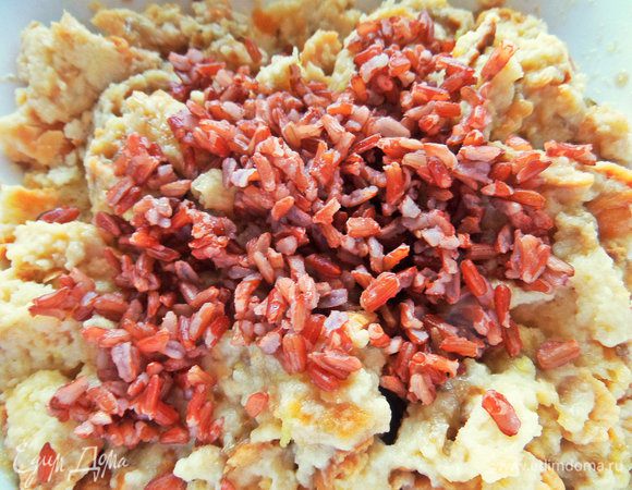 Добавить несколько ложек готового риса в хлеб.