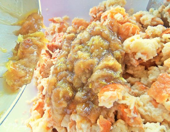 Перелить банановую смесь.