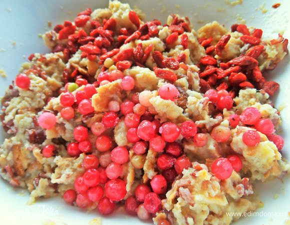 Всыпать любые ягоды, можно замороженные. Вместо годжи — изюм.