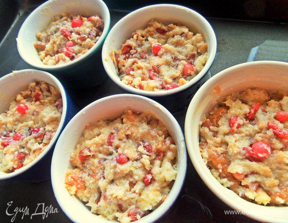 Смазать порционные формочки маслом виноградных косточек или сливочным, поставить их в форму, наполнить смесью, присыпать по желанию коричневым сахаром. 