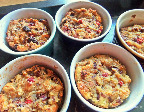 В форму налить воды и поставить в духовку на 30 минут при 170°С.