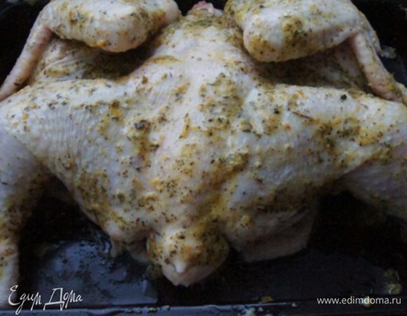 Курицу хорошо вымыть, обсушить салфетками и щедро с обеих сторон смазать маринадом. Убрать в холодильник мариноваться на 2 часа.