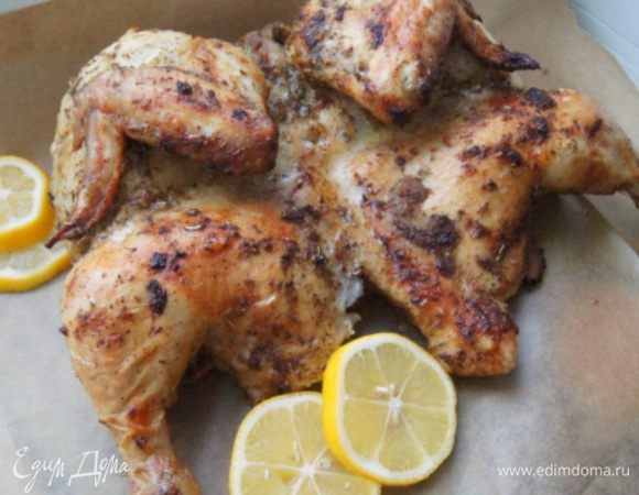 Духовку разогреть до 220°С. Выпекать птицу при этой температуре около 40 минут, а как подрумянится убавить жар до 180°С и запекать еще 30 минут. Достать из духовки и полить лимонным соком. Понадобится около 2 ст. ложек.
Приятного аппетита!
