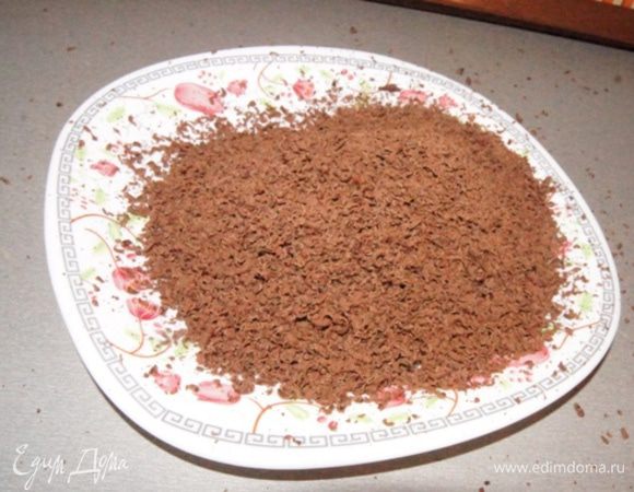 Шоколад натереть на мелкой терке.