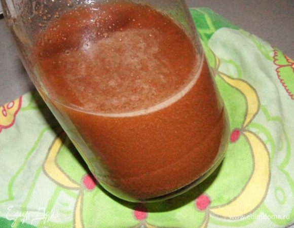 Всыпать шоколад в бутылку или банку, залить водкой. Теперь нужно набраться терпения, на 2 недели оставить при комнатной температуре настаиваться, 2 раза в день бутылку нужно взбалтывать. Не пугайтесь, шоколад полностью не растворится.