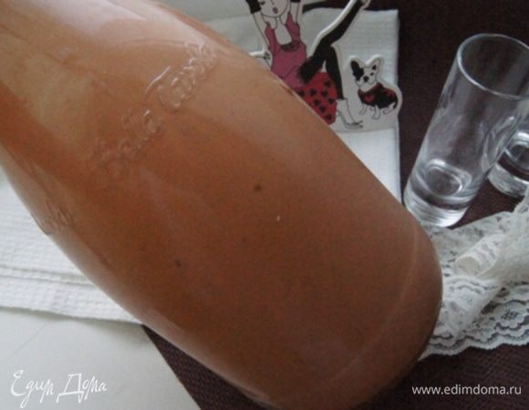 Через 2 недели продолжить приготовление.
Сливки нагреть с сахаром в кастрюльке, довести до кипения. Остудить немного и смешать с шоколадной водкой. Процедить через сито. Убрать в холодильник.
Когда охладится, можно пробовать!