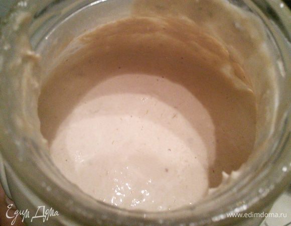 Для тунцового соуса понадобится блендер. В него нужно сложить консервированный тунец ТМ «Магуро», предварительно слив сок, каперсы, анчоусы, лимонный сок и майонез. Взбить до однородной консистенции. Соль скорее не понадобится, а вот свежемолотым перцем приправить советую. По желанию в соус можно добавить чеснок, зелень или даже лук, это на ваше усмотрение.