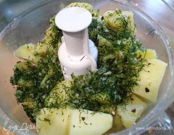В блендер соединить отварной картофель, укроп, соль и перец,