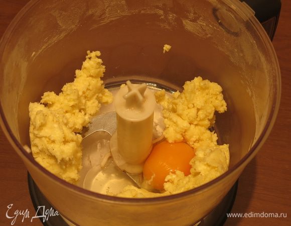 Перемешиваем, вбиваем яйцо.