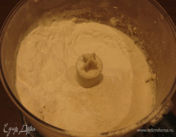 Всыпаем 250 г муки и 50 г крахмала.