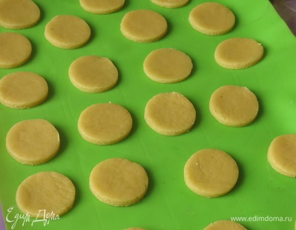 Выдерживаем тесто в холодильнике минимум 30 минут, лучше пару часов, раскатываем. Вырезаем печенья, раскладываем на противень, выпекаем при 180°С 10 — 15 минут.