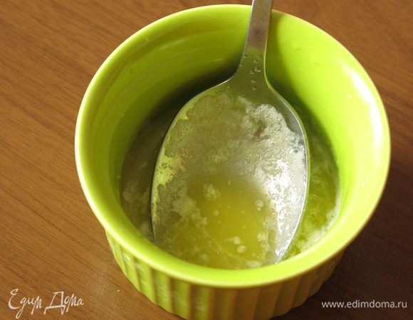 Делаем глазурь: соединяем лимонный сок со столовой ложкой растопленного масла.