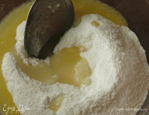 Вливаем массу в сахарную пудру. Замешиваем глазурь.