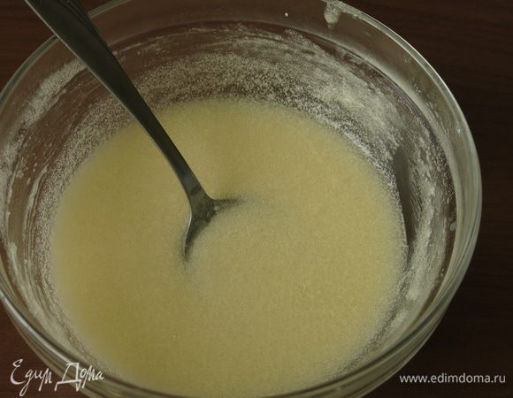 Получается гладкая белая масса (на это двойная порция, по исходному рецепту предлагалось сделать глазурь из 200 г пудры на это же количество печенья).